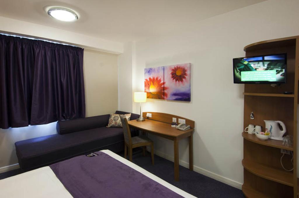 Premier Inn London Kensington エクステリア 写真