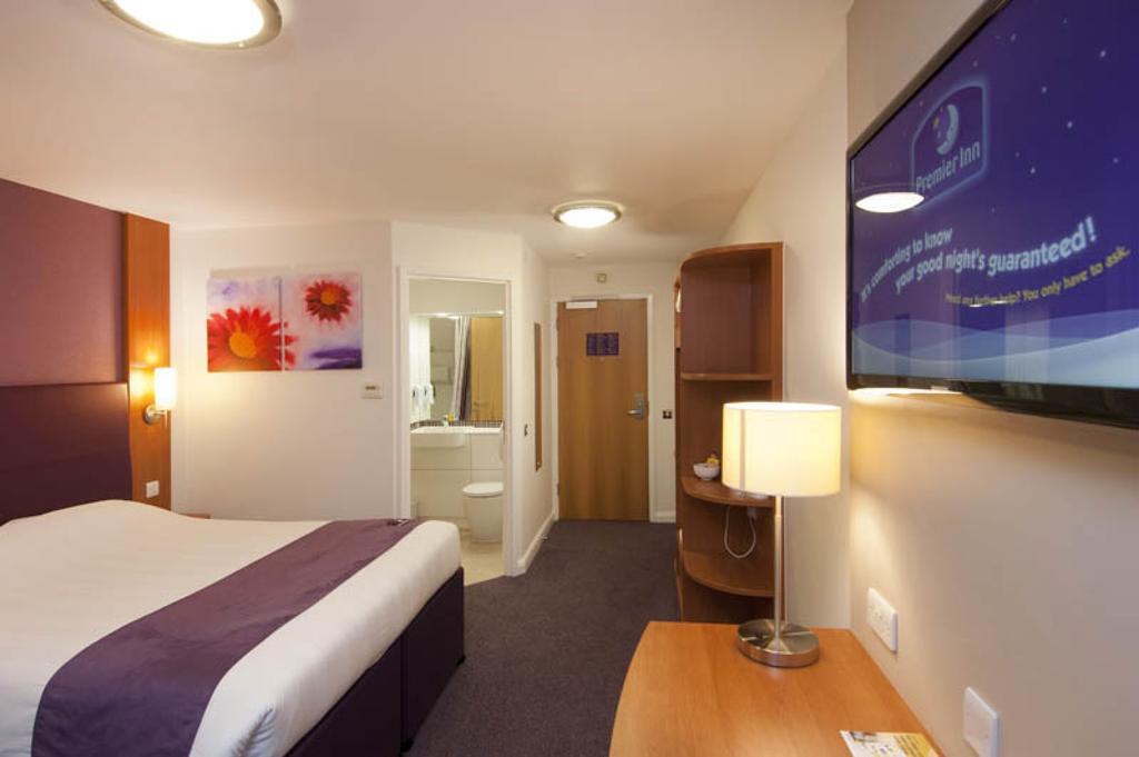 Premier Inn London Kensington エクステリア 写真
