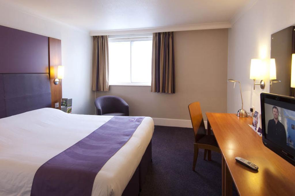 Premier Inn London Kensington エクステリア 写真