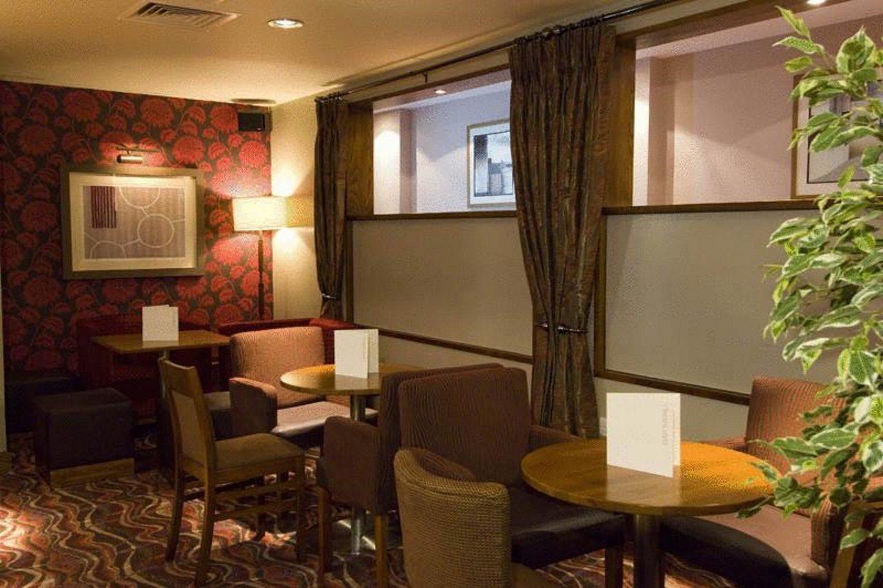 Premier Inn London Kensington エクステリア 写真